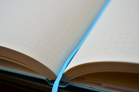 taccuino, diario, copertina, pagina, messa a fuoco, penne, stile, Scrivi, pianificazione, settimanalmente, registrazione, gli appunti, obiettivi, formazione scolastica, libro, nessuno, avvicinamento, in casa, giorno, pubblicazione, carta, apprendimento, Aperto, copia spazio, bloc notes, scuola, edificio scolastico, girato in studio, singolo oggetto, natura morta, saggezza, quaderno a spirale, vuoto, letteratura, studiando, manuale, 2K, CC0, dominio pubblico, privo di copyright