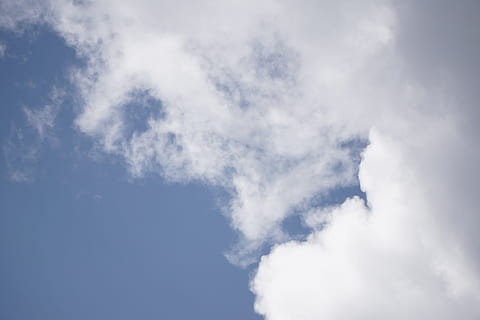 Sky, himmel, struktur, skyer form, overdækket himmel, sky - himmel, skønhed i naturen, natur, blå, dag, ingen mennesker, lav vinkel visning, scenics - natur, udendørs, baggrunde, cloudscape, miljø, hvid farve, kopiere plads, ro, grå, sollys, meteorologi, blødhed, luftforurening, forurening, 5K, CC0, offentligt domæne, royaltyfrie