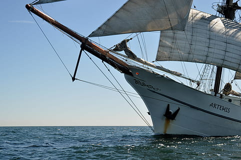 Schiff, Stiefel, Segelboot, See, Mast, Bootsmast, Wasser, Segeltuch, Meer, Segelyacht, Blau, Sonnenlicht, Takelwerk, Masten, maritim, drei masteten, Wassersport, Wasserfahrzeug, Himmel, Transport, Segeln, Natur, Transportmittel, Tag, Horizont, klarer Himmel, Horizont über Wasser, keine Leute, Reise, Schönheit in der Natur, Szenen - Natur, draußen, Luxus, 2K, CC0, gemeinfrei, lizenzfrei