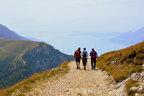 Weg, Trekking, Ausflug, Landschaft, See, Garda, Berg, baldo, Wandern, Italien, Straße, Berge, amici, Gruppe von Leuten, Szenen - Natur, Freizeitbeschäftigung, echte Menschen, Schönheit in der Natur, Nicht-städtische Szene, Gehen, Rückansicht, Lebensstile, Abenteuer, Natur, Frau, Zusammengehörigkeit, Tag, Umgebung, Himmel, Menschen, Gebirge, draußen, reife Männer, 4K, CC0, gemeinfrei, lizenzfrei