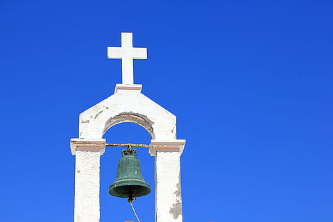 svart, klocka, monterad, korsa, torn, himmel, kyrka, arkitektur, tro, religion, kristen, kapell, blå, kristendom, andlighet, klocktornet - tornet, katolicism, korsform, ortodox, plats för dyrkan, byggd struktur, inget folk, natur, religiös utrustning, byggnad, symbol, utomhus, 5K, CC0, offentligt domän, royaltyfria