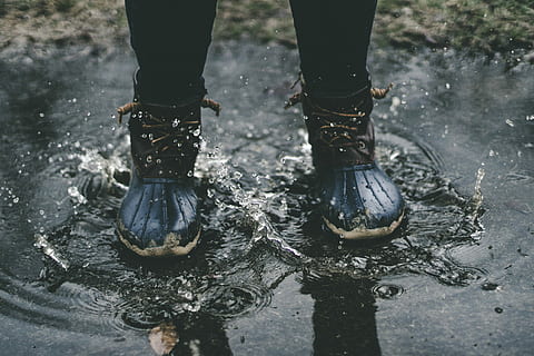 Person, Stehen, bespritzt, Wasser, Frau, tragen, Entenstiefel, Spritzen, Füße, Pfütze, Stiefel, Regen, niedriger Abschnitt, menschliches Bein, Schuh, echte Menschen, eine Person, Tag, Körperteil, Natur, menschliches Körperteil, draußen, Lebensstile, Fokus auf den Vordergrund, nass, Freizeitbeschäftigung, Gummistiefel, menschlicher Fuß, menschliches Glied, Leder, Schlamm, Regenzeit, Jeans, 4K, CC0, gemeinfrei, lizenzfrei