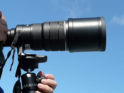 lente, telecamera, tripode, treppiede per macchina fotografica, registrazione, fotografo, fotografia, teleobiettivo, lunghezza focale, macchina fotografica - attrezzatura fotografica, temi fotografici, blu, tecnologia, mano umana, parte del corpo umano, mano, obiettivo - strumento ottico, detenzione, industria cinematografica, attrezzatura fotografica, persone, Fotografare, industria, Camera digitale, attrezzatura, avvicinamento, cielo, occupazione, le riprese, operatore di camera, 2K, CC0, dominio pubblico, privo di copyright
