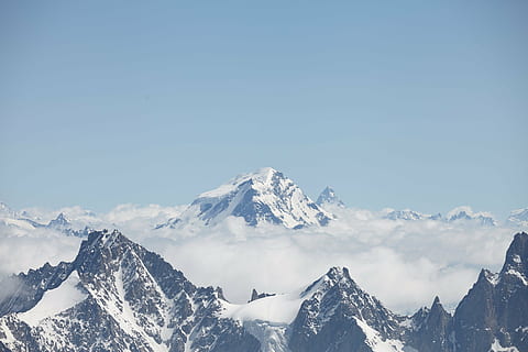 montagna, copertura, la neve, chamonix, nuvole, picco, paesaggio, Alpi, alpino, alpinismo, pinnacolo, natura, picco di montagna, Paesaggi, all'aperto, Alpi europee, inverno, temperatura fredda, scenics - natura, cielo, bellezza nella natura, catena montuosa, montagna innevata, ambiente, la tranquillità, scena tranquilla, nessuno, giorno, cielo sereno, Colore bianco, tempo estremo, 5K, CC0, dominio pubblico, privo di copyright
