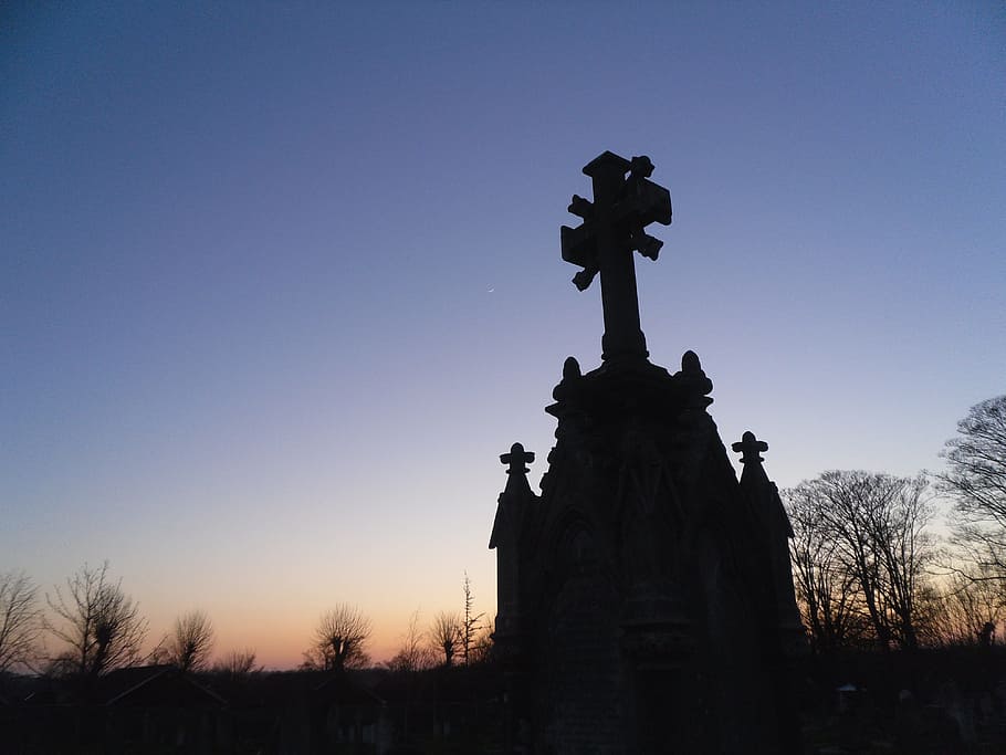 cementiri, pedra, silueta, forma, tarda, cel, tomba, làpida, funeral, religió, religiós, estàtua, posta de sol, vespre, cap gent, escultura, art i artesania, representació humana, representació, cel clar, vista d’angle baix, naturalesa, arquitectura, creativitat, còpia espai, arbre, blau, memorial, semblança masculina, a l'aire lliure, àngel, 4K