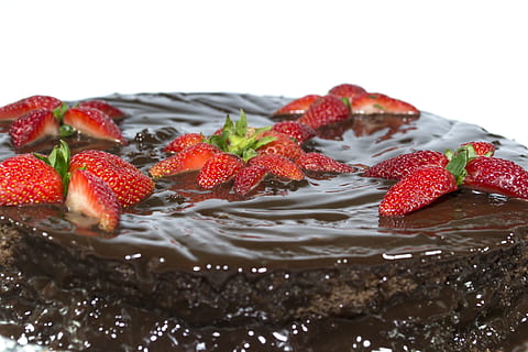 gâteau, Chocolat, cacao, fête, brigadeiros, anniversaire, aliments, fraise, buono, savoureux, sucré, dessert, la gastronomie, confiserie, Nourriture et boisson, aliments sucrés, fraîcheur, fruit, fruits des baies, alimentation saine, rouge, fermer, fond blanc, personne, prise de vue en studio, à l'intérieur, tentation, indulgence, nature morte, cuit, 4K, CC0, domaine public, libre de droits