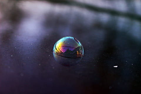 bolla, seta, iridescente, bolla di seta, riflessione, arcobaleno, fragilità, messa a fuoco selettiva, nessuno, multicolore, sfera, avvicinamento, singolo oggetto, vulnerabilità, marmi, globo - Oggetto creato dall'uomo, natura, concentrarsi sulle conoscenze acquisite, pianeta - spazio, giorno, palla, all'aperto, viola, 5K, CC0, dominio pubblico, privo di copyright