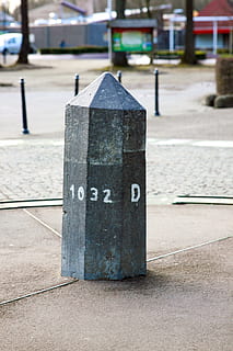 Wahrzeichen, Stein, Meilenstein, Rand, dreiländereck, Geschichte, alt, historisch, Erinnerung, Kultur, Sehenswürdigkeiten, keine Leute, Straße, draußen, Tag, Industrie, Stadt, Kommunikation, Fokus auf den Vordergrund, Nummer, Zeichen, Text, Nahansicht, Fußweg, Transport, die Architektur, Brief, westliche Schrift, Bürgersteig, 4K, CC0, gemeinfrei, lizenzfrei