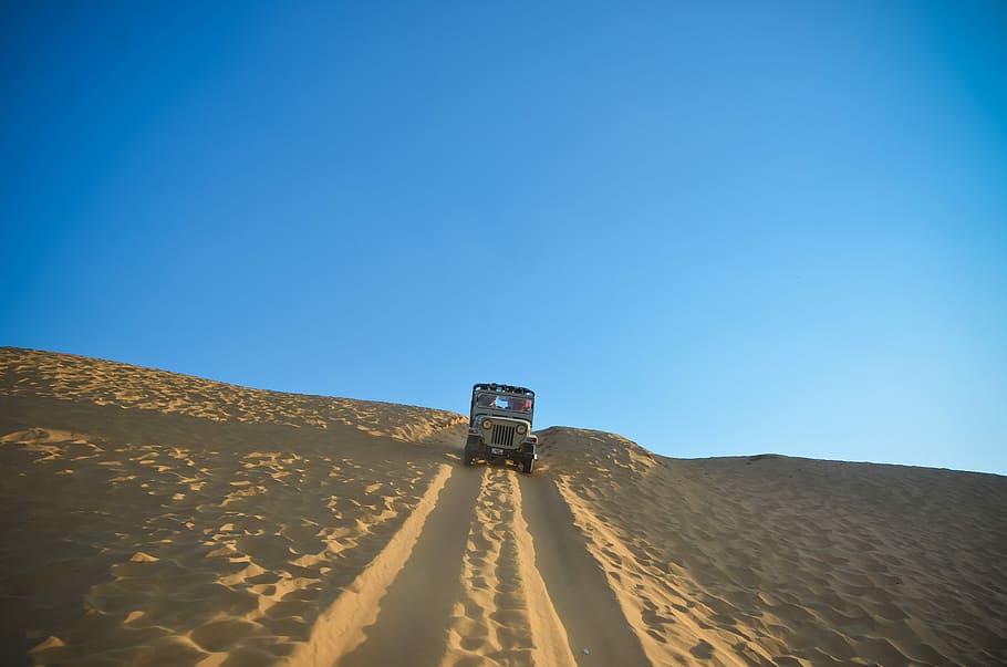 gris, vehicle, viatjant, postres, durant el dia, cotxe, sorra, ruta, Camí, viatge, viatge de carretera, jeep, carretera, desert, cel blau, viatjar, transport, cel, passeig, Índia, jodhpur, Rajasthan, safari del desert, safari, terra, blau, naturalesa, cel clar, còpia espai, dia, escenics - natura, medi ambient, assolellat, paisatge, manera de transport, duna de sorra, llum solar, remot, en moviment, cap gent, clima, a l'aire lliure, clima àrid, 4K