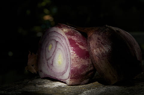 ceba, vermell, vegetals, rodanxes, primer pla, menjar i beguda, alimentació saludable, benestar, cap gent, menjar, frescor, a l'interior, centrar-se en primer pla, color rosa, natura morta, aliments crus, naturalesa, nit, porpra, orgànic, tir de l'estudi, 4K, CC0, domini públic, lliure de regalies