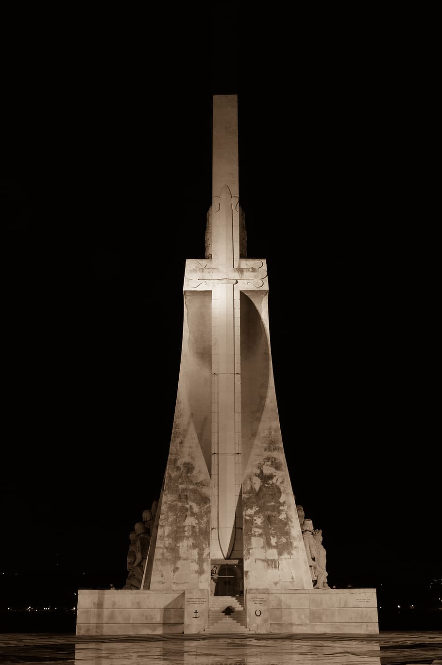 predeterminat, descobriments, lisboa, foscor, portugal, nit de festa, nit, trevi, història, pedra, rock, escultura, viatjar, vaixell, nau, explorador, portuguesa, pioner, descobridor, viatger, monument, europa, memorial, embarcacions, tejo, rio, aventura, descobriment, vell, descobrir, destinacions de viatge, estructura construïda, arquitectura, cap gent, el passat, exterior de l'edifici, art i artesania, vista d’angle baix, estàtua, cel, turisme, naturalesa, artesania, còpia espai, columna arquitectònica, 5K