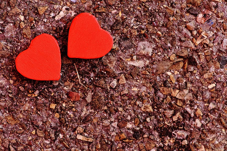 dos, vermell, decoració del cor, sòl, primer pla, bonic, brutícia, cors, roques, aspre, forma, pedres, textura, imatges de domini públic, forma del cor, amor, emoció positiva, cap gent, emoció, vista d’angle alt, sòlid, natura morta, menjar dolç, naturalesa, marró, menjar, dolç, dia de Sant Valentí: vacances, rock, dia, 5K