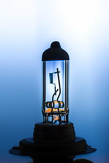 lampe, la physique, technique, lanterne, lampe électrique, matériel d'éclairage, flamme, bougie, feu - phénomène naturel, nuit, illuminé, à l'intérieur, objet unique, personne, bleu, prise de vue en studio, métal, construction de murs, table, fermer, nature morte, espace de copie, La technologie, verre - matériel, fond coloré, conception, 2K, CC0, domaine public, libre de droits