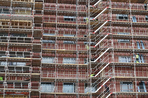 construcción, edificio, arquitectura, constructor, obras de construcción, proyecto, estructura construida, exterior del edificio, vista de ángulo bajo, ventana, Distrito residencial, fotograma completo, industria de construccion, moderno, día, ciudad, apartamento, nadie, antecedentes, sitio de construcción, al aire libre, desarrollo, industria, andamio, 5K, CC0, dominio público, libre de derechos