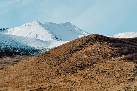 Person, braun, Berg, tagsüber, Gletscher, Boden, bedeckt, Berge, Blau, Himmel, Wolken, Hochland, Tal, Landschaft, Natur, Schnee, Winter, keine Leute, Gebirge, Tag, draußen, szenen, Umgebung, Szenen - Natur, Schönheit in der Natur, kalte Temperatur, Land, Reiseziele, Reise, schneebedeckter Berg, wolke - himmel, Gipfel, 4K, CC0, gemeinfrei, lizenzfrei