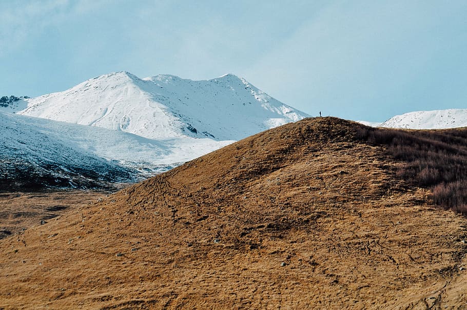 Person, braun, Berg, tagsüber, Gletscher, Boden, bedeckt, Berge, Blau, Himmel, Wolken, Hochland, Tal, Landschaft, Natur, Schnee, Winter, keine Leute, Gebirge, Tag, draußen, szenen, Umgebung, Szenen - Natur, Schönheit in der Natur, kalte Temperatur, Land, Reiseziele, Reise, schneebedeckter Berg, wolke - himmel, Gipfel, 4K