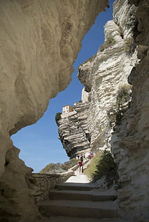 acantilado, bonifacio, corso, formacion de roca, gente real, rock, arquitectura, estilos de vida, actividad de ocio, sólido, roca - objeto, estructura construida, día, una persona, hombres, naturaleza, montaña, historia, longitud total, el pasado, escalera, cielo, al aire libre, formación, 5K, CC0, dominio público, libre de derechos