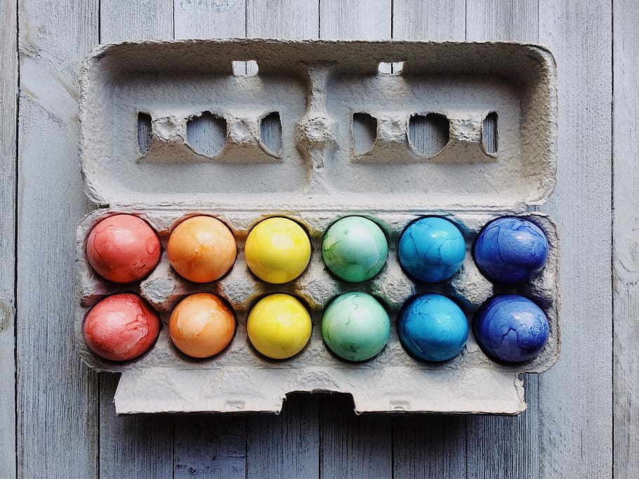 color assortit, oriental, lot d’òvuls, safata, ous, Pasqua, ous de Pasqua, primavera, colorit, abril, ou, multicolor, menjar i beguda, menjar, cap gent, material de fusta, natura morta, directament a sobre, gran grup d'objectes, dia, elecció, ou de Pasqua, celebració, variació, frescor, contenidor, a l'interior, primer pla, 2K