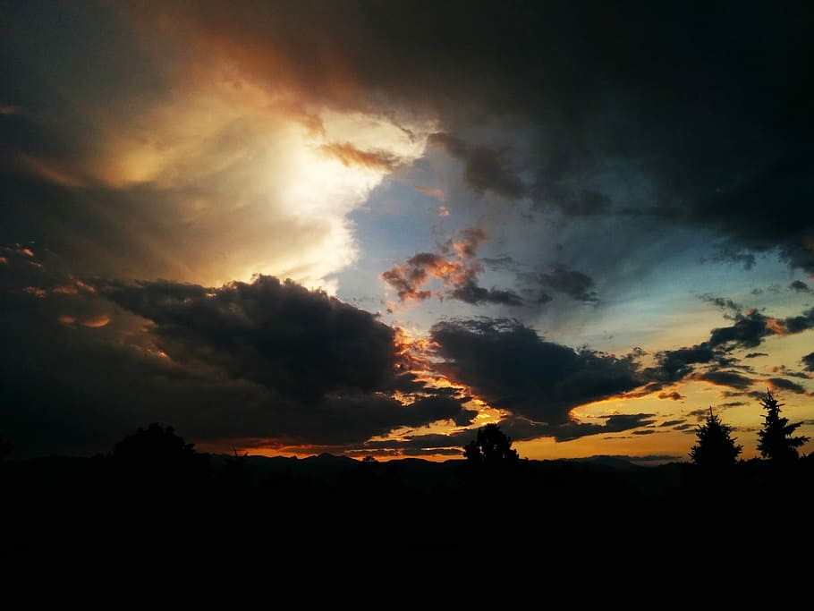 cel, núvols, posta de sol, colorado, boulder, dramàtica, sol, retroil·luminat, ennuvolat, tempesta, cloudscape, viva, temps, naturalesa, núvol - cel, vespre, cel dramàtic, a l'aire lliure, llum solar, color taronja, escenics, bellesa a la natura, fosc, paisatge, estiu, silueta, escenics - natura, escena tranquil·la, tranquil·litat, idíl·lic, cap gent, medi ambient, por, escena no urbana, estat d'ànim atmosfèric, 2K