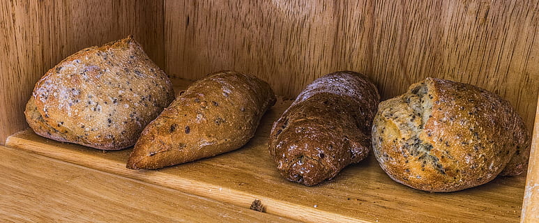 vários pães doces, caixa de pão, pão, bolos, despertar, rolos coloridos, lanche, pão integral, assados, pequenos bolos, saudável, Comida, lista, diversidade, sanduíche, café da manhã, padaria, Weizenbroetchen, comer, assar, alimento básico, crocantes, comestível, cozido, pastelaria, pão de fazendeiro, pão de trigo, comida e bebida, Fatia de pão, madeira - material, fechar-se, frescura, planta de cereais, rústico, bem-estar, plantar, ninguém, trigo, loja, dentro de casa, gourmet, Alimentação saudável, têxtil, natureza, comida francesa, pão branco, 4K, CC0, domínio público, royalty free
