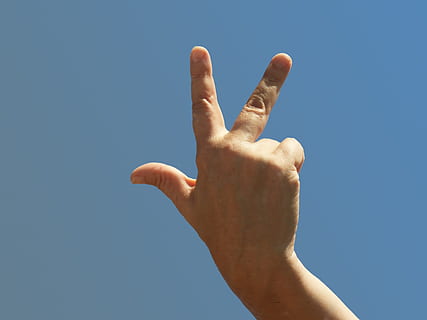 persona che alza la mano, mano, tre, ogni terzo, tre dita, mano umana, parte del corpo umano, parte del corpo, blu, dito, cielo sereno, cielo, dito umano, una persona, Esprimere a gesti, Inquadratura dal basso, avvicinamento, natura, giorno, pollice, copia spazio, arto umano, girato in studio, sfondo blu, 2K, CC0, dominio pubblico, privo di copyright
