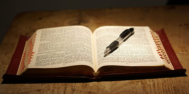 obert, bíblia, feu clic a ploma, llibre, llegir, taula, publicació, paper, bolígraf, escriure, cap gent, vell, a l'interior, pàgina, instrument d’escriptura, document, text, comunicació, negocis, antiguitat, creativitat, el passat, ploma estilogràfica, 5K, CC0, domini públic, lliure de regalies