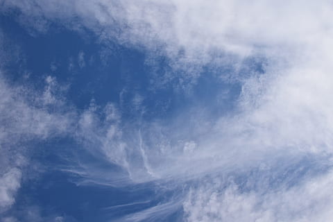 nubes tenues, paisaje de nubes, skyscape, naturaleza, nubes, clima, brillante, tenue, Cielos, cielo, nube - cielo, belleza en la naturaleza, paisajes - naturaleza, nadie, antecedentes, cielo dramático, azul, atmósfera, tranquilidad, ambiente, cielo caprichoso, al aire libre, día, nublado, vista de ángulo bajo, viento, meteorología, 5K, CC0, dominio público, libre de derechos