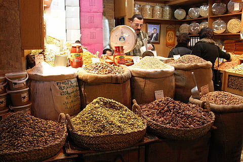 sacco marrone, aleppo, bazar, Siria, souk, mercato, spezie, venditore, cibo, Spezia, culture, memorizzare, scelta, variazione, abbondanza, cibo e bevande, sacco, contenitore, nessuno, in vendita, bancarella, esposizione al dettaglio, in casa, Al dettaglio, attività commerciale, grande gruppo di oggetti, pianta, natura morta, preparativi, 2K, CC0, dominio pubblico, privo di copyright