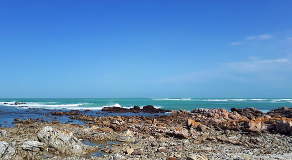oceano, riva del mare, onde, rocce, acqua, costa, riva, mare, blu, sabbia, paesaggio marino, spiaggia, marino, estate, viaggio, vacanza, isola, turismo, Paradiso, paesaggio, natura, tropicale, rock all'aperto, sfondo, cielo, terra, roccia, solido, roccia - oggetto, scenics - natura, orizzonte sull'acqua, orizzonte, onda, ambiente, bellezza nella natura, giorno, destinazioni di viaggio, nessuno, all'aperto, inquinamento, 4K, CC0, dominio pubblico, privo di copyright
