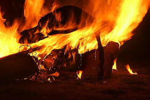 Feuer, Hintergrund, Flamme, schwarz, heiß, lodernd, Inferno, brennen, Hitze, Risiko, das feurige, Hölle, Textur, Element, Kamin, entzünden, brennbar, Orange, Detail, isoliert, lodern, Licht, Energie, Blitz, Leidenschaft, rot, Gelb, Grill, gefährlich, wunderschönen, Verbrennung, Feuer - natürliches Phänomen, Hitze - Temperatur, Brennholz, Log, Holz, Natur, Holz - Material, Nacht-, keine Leute, Bewegung, glühend, Camping, orange Farbe, Kommunikation, Warnschild, Zeichen, Lagerfeuer, 5K