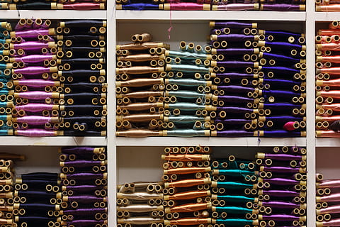 fio, tecido, de costura, roupas, carretel, bambu, têxtil, material, Marrocos, fazer compras, pilha, grande grupo de objetos, escolha, ordem, variação, ninguém, em uma sequência, estante, dentro de casa, loja, abundância, o negócio, varejo, arranjo, cuidados de saúde e medicina, organização, prateleira, farmacia, comida e bebida, joalheria, quadro completo, 4K, CC0, domínio público, royalty free