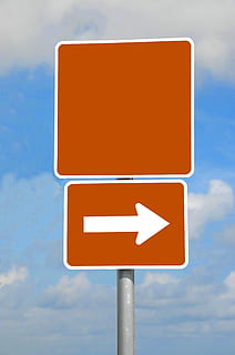 leere Straßenschild, leeren, Platz, Hintergrund, isoliert, leer, Straße, Zeichen, Post, Information, Himmel, Wegweiser, Richtung, Botschaft, Symbol, Weg, beachten, Autobahn, der Verkehr, führen, Beschilderung, Tafel, Metall, Straßenrand, Straßenschild, Kommunikation, Beratung, Pfeilsymbol, keine Leute, Richtungszeichen, wolke - himmel, Pole, Tag, Nahansicht, Flachwinkelansicht, draußen, Verkehr Pfeilzeichen, Blau, 2K, CC0, gemeinfrei, lizenzfrei