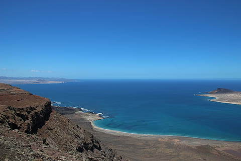 lanzarote, intocada, areia, de praia, mar, agua, scenics - natureza, azul, céu, beleza na natureza, cena tranquila, tranquilidade, terra, horizonte, horizonte sobre a água, copie o espaço, idílico, dia, natureza, cena não urbana, céu limpo, ninguém, ao ar livre, turquesa colorida, 5K, CC0, domínio público, royalty free