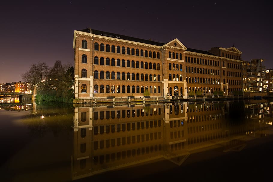 edificio, reflexión, agua noche, agua, noche, fachada, Europa, iluminado, exterior del edificio, arquitectura, ciudad, cielo, nadie, estructura construida, naturaleza, destinos de viaje, árbol, Distrito residencial, río, calle, al aire libre, apartamento, 4K