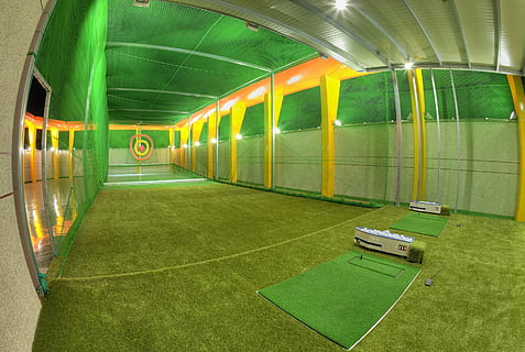 golf, pràctica, net, el terrat, gimhae, facció, silla, color verd, il·luminat, arquitectura, cap gent, herba, a l'interior, estructura construïda, equips d’il·luminació, transport, planta, multicolor, esport, buit, nit, absència, modern, tecnologia, metro, sostre, columna arquitectònica, 2K, CC0, domini públic, lliure de regalies