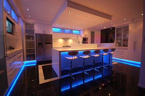 blanc, fusta, cuina, blau, led, tires, envoltat, cantonades, nit, interior, led blau, llums led, encès, il·luminació, modern, disseny d'interiors, a l'interior, arquitectura, cap gent, luxe, equips d’il·luminació, il·luminat, habitació domèstica, seient, estructura construïda, riquesa, cadira, mobles, casa, taula, interior de l'aparador, sòls, edifici, negocis, comptador de barres, sostre, 2K, CC0, domini públic, lliure de regalies