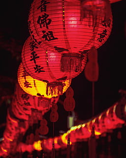 lanterne appese, foto, lanterne cinesi, ore notturne, lanterna, rosso, luce, notte, buio, lanterna cinese, Capodanno cinese, attrezzatura per l'illuminazione, festival delle lanterne cinesi, vacanza, Festival, celebrazione, illuminato, decorazione, sospeso, nessuno, testo, evento, comunicazione, Lanterna di carta, vita notturna, 4K, CC0, dominio pubblico, privo di copyright