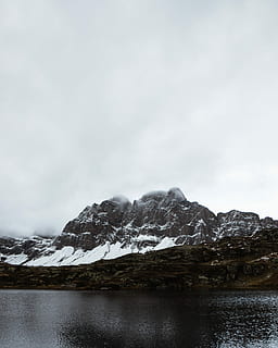 cos, aigua, dins, Serra, durant el dia, marró, muntanya, cobert, neu, llac, núvol, paisatge, espai de text, espai, espai blanc, part superior de la muntanya, mar, cel, bellesa a la natura, escenics - natura, temperatura de fred, núvol - cel, hivern, davant del mar, naturalesa, dia, escena no urbana, tranquil·litat, escena tranquil·la, medi ambient, cap gent, muntanya nevada, a l'aire lliure, cim de muntanya, 4K, CC0, domini públic, lliure de regalies