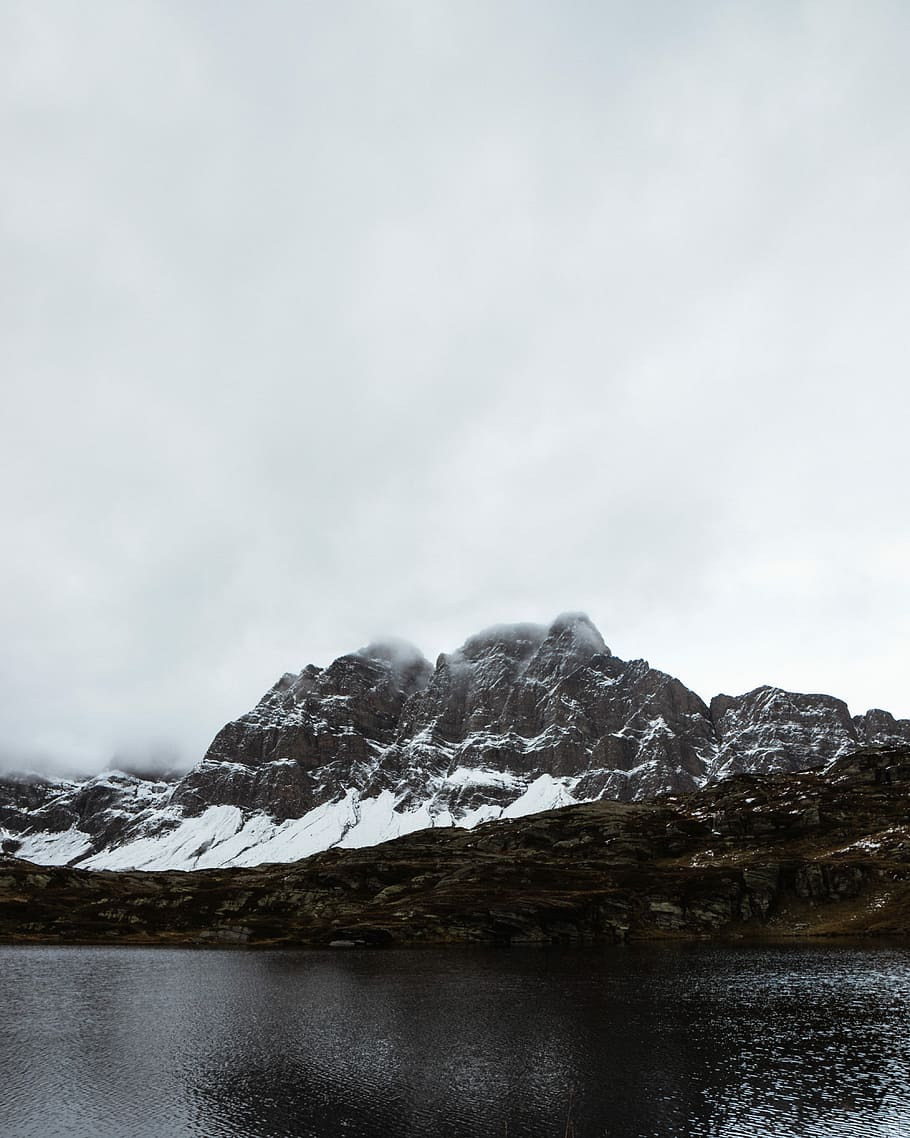 cos, aigua, dins, Serra, durant el dia, marró, muntanya, cobert, neu, llac, núvol, paisatge, espai de text, espai, espai blanc, part superior de la muntanya, mar, cel, bellesa a la natura, escenics - natura, temperatura de fred, núvol - cel, hivern, davant del mar, naturalesa, dia, escena no urbana, tranquil·litat, escena tranquil·la, medi ambient, cap gent, muntanya nevada, a l'aire lliure, cim de muntanya, 4K