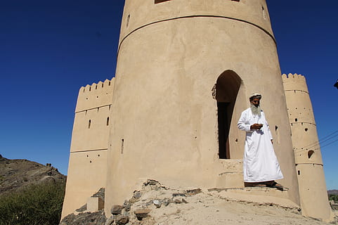 oman, pevnost, arabs, hrad, turban, mobilní telefon, Dějiny, architektura, stará zřícenina, nízký úhel pohledu, písek, stavba, nebe, Příroda, exteriér budovy, slunečního světla, den, čisté nebe, budova, minulost, zastoupení, lidské zastoupení, náboženství, mužská podobnost, ženy, víra, plná délka, venku, 4K, CC0, veřejná doména, bez autorských práv