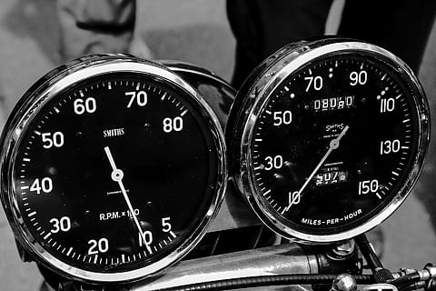 du juodi spidometrai, motociklas, tachometras, speedo, oldtimer, numeris, Iš arti, nėra žmonių, transporto būdas, tikslumas, spidometras, valdymo pultą, transportavimas, greitis, prietaisų skydelis, patalpose, laikas, motorinė transporto priemonė, geometrinės formos, automobilis, komunikacijos, laikrodis, ratą, matavimo priemonė, matuoklis - matavimo priemonė, 1080P, CC0, Viešasis domenas, nemokamai