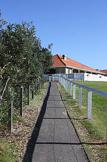 tursti, fortau, utsikt, sti, gå, arkitektur, bygget struktur, anlegg, bygge eksteriør, tre, himmel, natur, klar himmel, veien forover, bygning, sollys, dag, retning, gangsti, skygge, synkende perspektiv, ingen folk, blå, utendørs, hus, 4K, CC0, offentlig domene, opphavsrett gratis