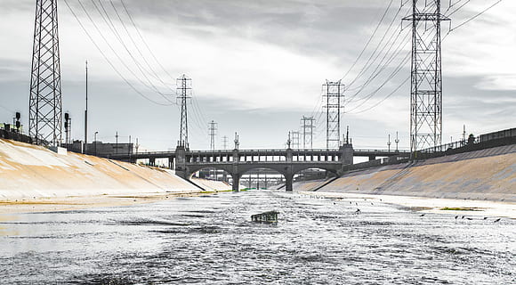 arkitektoniske, fotografering, bro, landskabsfoto, transmission tårne, bank måde, flod, flodleje, struktur, pylon, forbindelse, arkitektur, sky - himmel, brændstof og elproduktion, elektricitet, himmel, transportmidler, bygget struktur, Strømforsyning, kabel, natur, teknologi, bro - menneskeskabt struktur, ingen mennesker, el-pylon, vand, strømkabel, udendørs, kompleksitet, 2K, CC0, offentligt domæne, royaltyfrie