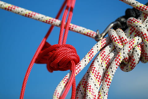 corda, corde, tecnologia, rugiada, intrecciata, colorato, porta, vicino, nodo, nave, ingorghi della nave, cordame, scongelare, blu, rosso, annodato, Accessori, marittimo, cielo, cielo blu, guinzaglio, accessori per navi, goccia di pioggia, azzurro, corde colorate, avvicinamento, nessuno, connessione, all'aperto, natura, forza, giorno, sicurezza, sfondi, multicolore, legato, mezzi di trasporto, stringa, concentrarsi sulle conoscenze acquisite, sospeso, sartiame, 4K, CC0, dominio pubblico, privo di copyright