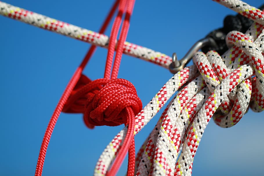 corda, cordes, tecnologia, rosada, teixit, colorit, port, tancar, nus, vaixell, embussos de trànsit, descongelar, blau, vermell, nudós, accessoris, marítim, cel, cel blau, corretja, accessoris per a vaixells, gota de pluja, cordes de colors, primer pla, nus lligat, cap gent, connexió, a l'aire lliure, naturalesa, força, dia, seguretat, fons, multicolor, lligat, transport, cadena, centrar-se en primer pla, penjant, aparells, 4K