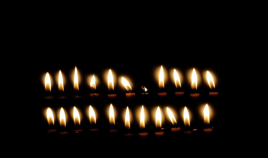 Kerzen, Licht, Beleuchtung, Abend, Advent, Weihnachten, Dekoration, Heiligabend, heilig, Kirche, Liebe, Winter, Atmosphäre, Dezember, Hitze, Feuer, Flamme, heiß, Energie, Nacht-, Romantik, Verbrennung, Kerze, Hitze - Temperatur, glühend, beleuchtet, Feuer - natürliches Phänomen, drinnen, dunkel, keine Leute, Nahansicht, kopieren sie platz, Lichtanlage, Natur, in einer Reihe, Religion, Wohnraum, gebaute Struktur, Glauben, schwarzer Hintergrund, elektrische Lampe, 2K