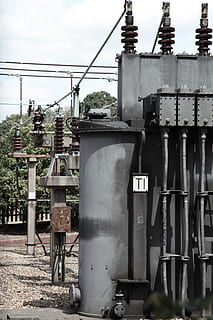szary, stalowy transformator elektryczny, dzień, kabel, obwód, dystrybucja, elektryczny, Elektryczność, energia, krata, wysoki, przemysł, metal, moc, stacja, stal, podstacja, Dostawa, technologia, transformator, Napięcie, drut, fabryka, wytwarzanie paliwa i energii, podstacja elektryczna, zanieczyszczenie, sprzęt, rura - rura, zasilacz, żadnych ludzi, Natura, niebo, na dworze, architektura, zbudowana struktura, połączenie, na zewnątrz budynku, roślina, zardzewiały, maszyneria, miernik - instrument pomiaru, urządzenia przemysłowe, sprzęt elektryczny, 5K, CC0, domena publiczna, darmowe zdjęcia