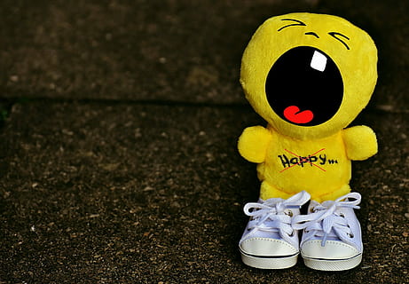 brinquedo de pelúcia amarelo, risonho, mal, rugido, grito, tênis, engraçado, emoticon, emoção, amarelo, verde, fofa, doce, dia, começar, começando, feliz, continue sorrindo, pelúcia, ninguém, ao ar livre, fechar-se, sapato, par, focar em primeiro plano, sapato de lona, texto, ainda vida, madeira - material, copie o espaço, visão de alto ângulo, natureza, ausência, representação, roteiro ocidental, vista frontal, compatibilidade, 1080P, CC0, domínio público, royalty free