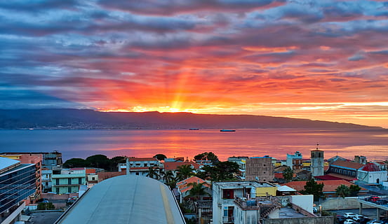 Sonnenaufgang, Straße, Messina, Landschaftsfoto, Gebäude, Sonne, Himmel, Dramatischer Himmel, Stadtbild, die Architektur, Gebäudehülle, Stadt, Sonnenuntergang, gebaute Struktur, wolke - himmel, Natur, Wohngegend, High Angle View, Reiseziele, Wasser, Meer, keine Leute, Landschaft, draußen, romantischer Himmel, 4K, CC0, gemeinfrei, lizenzfrei