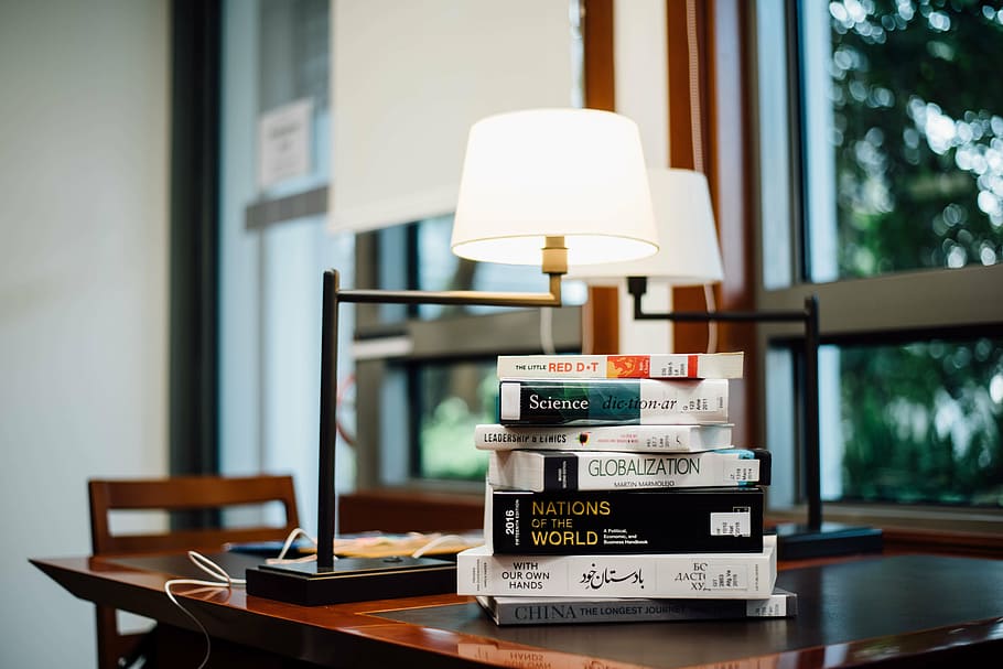 encès, blanc, llum de taula, al costat, assortit, llibres, etiquetat, llibre, dos, taula, llums, llum, habitació, estudiar, cadira, tecnologia, a l'interior, cap gent, dia, primer pla, equips d’il·luminació, llum elèctrica, publicació, centrar-se en primer pla, ombra de llum, il·luminat, mobles, interior de casa, natura morta, funció de construcció de parets, finestra, material de fusta, seient, 5K